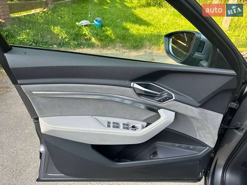 Позашляховик / Кросовер Audi e-tron 2019 в Тлумачі