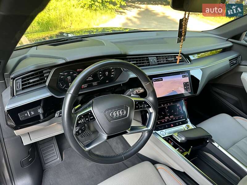 Позашляховик / Кросовер Audi e-tron 2019 в Тлумачі