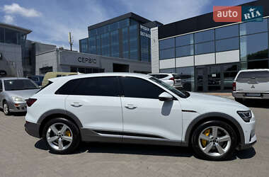 Внедорожник / Кроссовер Audi e-tron 2023 в 