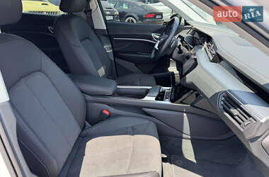 Внедорожник / Кроссовер Audi e-tron 2023 в 