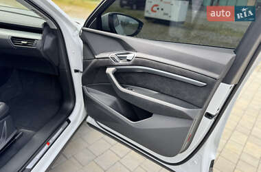 Внедорожник / Кроссовер Audi e-tron 2023 в 