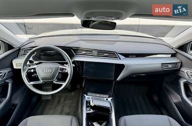 Внедорожник / Кроссовер Audi e-tron 2022 в 