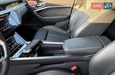Внедорожник / Кроссовер Audi e-tron 2020 в 