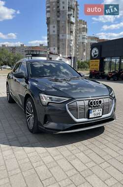 Позашляховик / Кросовер Audi e-tron 2019 в 