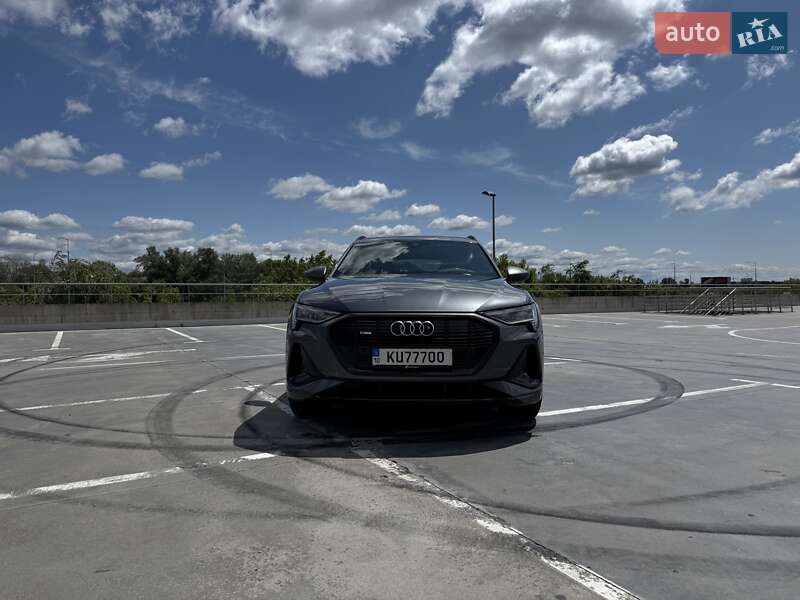 Внедорожник / Кроссовер Audi e-tron 2021 в 