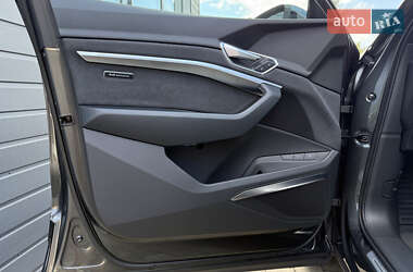 Внедорожник / Кроссовер Audi e-tron 2022 в 