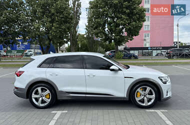 Позашляховик / Кросовер Audi e-tron 2023 в 
