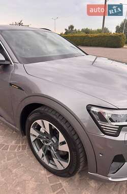 Внедорожник / Кроссовер Audi e-tron 2019 в 