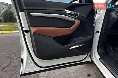 Внедорожник / Кроссовер Audi e-tron 2020 в 