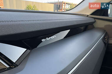 Внедорожник / Кроссовер Audi e-tron 2023 в 