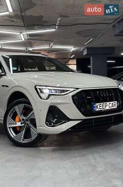 Позашляховик / Кросовер Audi e-tron 2022 в 