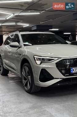 Позашляховик / Кросовер Audi e-tron 2022 в 
