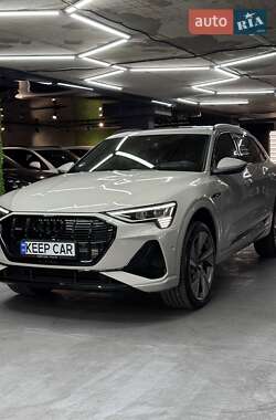 Позашляховик / Кросовер Audi e-tron 2022 в 