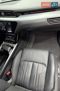 Позашляховик / Кросовер Audi e-tron 2022 в 