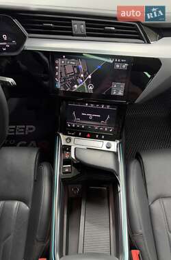 Позашляховик / Кросовер Audi e-tron 2022 в 