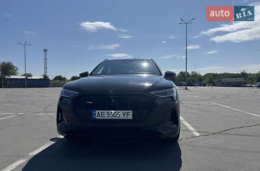 Позашляховик / Кросовер Audi e-tron 2021 в 