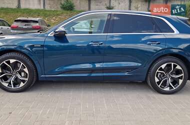 Позашляховик / Кросовер Audi e-tron 2021 в 