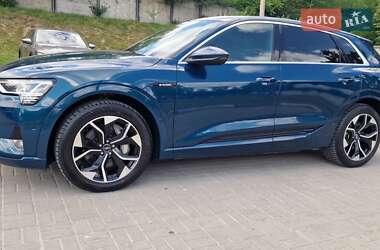 Позашляховик / Кросовер Audi e-tron 2021 в 