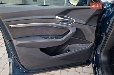 Позашляховик / Кросовер Audi e-tron 2021 в 