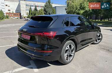 Позашляховик / Кросовер Audi e-tron 2021 в 