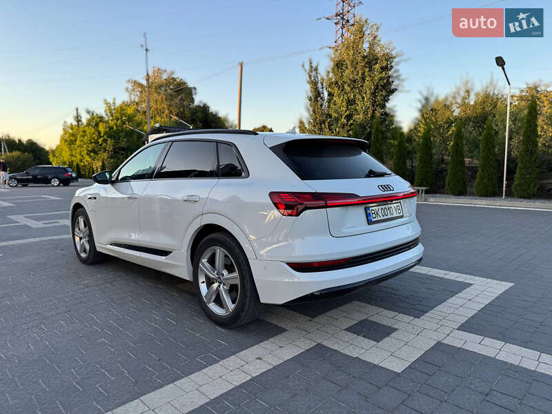 Позашляховик / Кросовер Audi e-tron 2020 в Почаєві