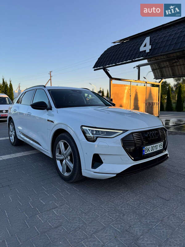 Позашляховик / Кросовер Audi e-tron 2020 в Почаєві