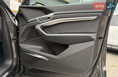 Позашляховик / Кросовер Audi e-tron 2021 в 