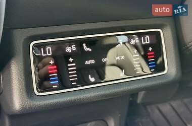Позашляховик / Кросовер Audi e-tron 2022 в 