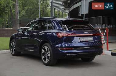 Внедорожник / Кроссовер Audi e-tron 2022 в 