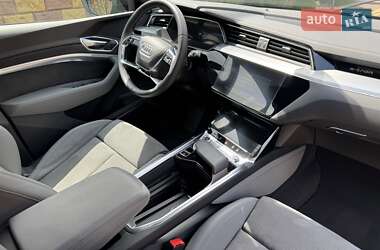 Позашляховик / Кросовер Audi e-tron 2021 в 
