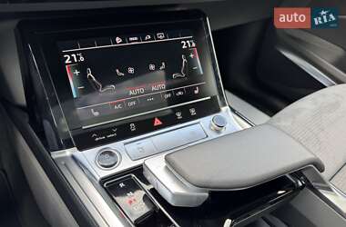 Позашляховик / Кросовер Audi e-tron 2021 в 