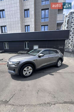 Позашляховик / Кросовер Audi e-tron 2022 в 