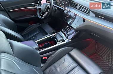 Позашляховик / Кросовер Audi e-tron 2019 в 
