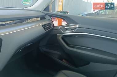Позашляховик / Кросовер Audi e-tron 2022 в 