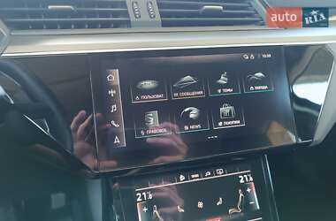 Позашляховик / Кросовер Audi e-tron 2022 в 