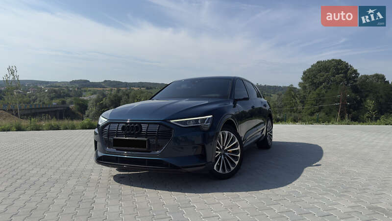 Позашляховик / Кросовер Audi e-tron 2019 в 