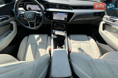 Внедорожник / Кроссовер Audi e-tron 2022 в 