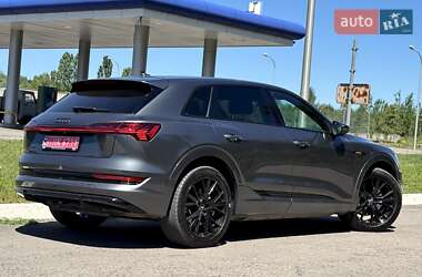 Позашляховик / Кросовер Audi e-tron 2022 в 