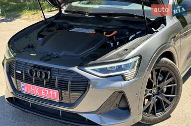 Позашляховик / Кросовер Audi e-tron 2022 в 