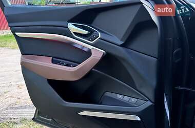 Позашляховик / Кросовер Audi e-tron 2022 в 