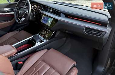 Позашляховик / Кросовер Audi e-tron 2022 в 