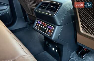 Позашляховик / Кросовер Audi e-tron 2022 в 