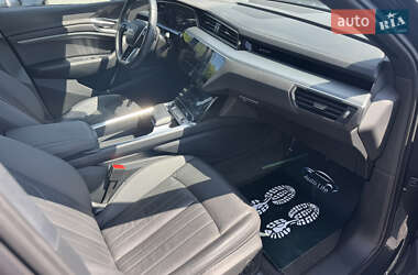 Позашляховик / Кросовер Audi e-tron 2022 в 