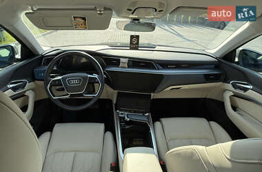 Позашляховик / Кросовер Audi e-tron 2022 в 