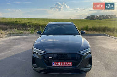 Внедорожник / Кроссовер Audi e-tron 2022 в 