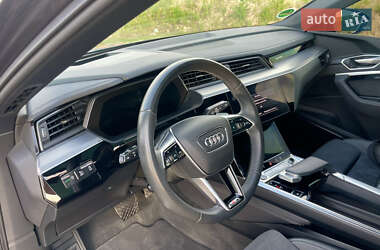 Внедорожник / Кроссовер Audi e-tron 2022 в 