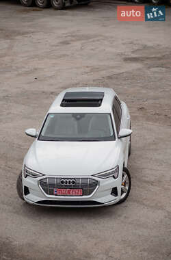 Позашляховик / Кросовер Audi e-tron 2022 в 