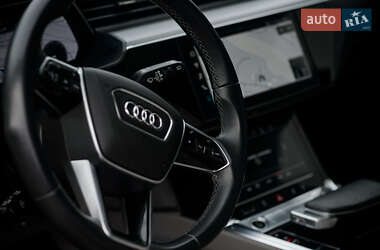 Позашляховик / Кросовер Audi e-tron 2022 в 