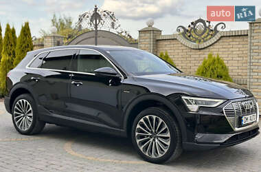 Позашляховик / Кросовер Audi e-tron 2022 в 