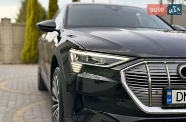 Позашляховик / Кросовер Audi e-tron 2022 в 